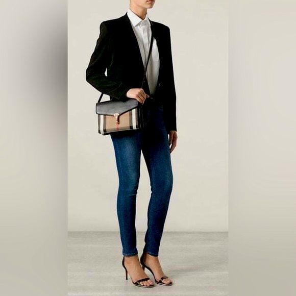 Authentic Burberry Macken Crossbody - Picture 4 of 14